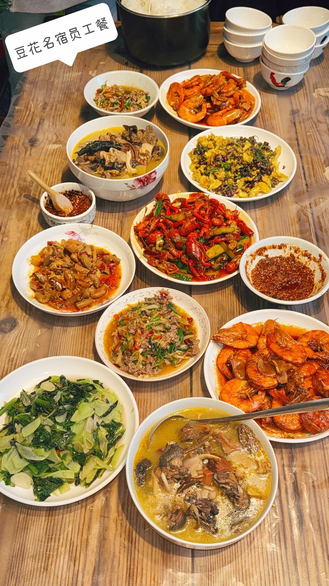 我们客栈的员工餐！有位老顾客说，在我失恋失意的时候来到丽江，住进了我们客栈，遇到