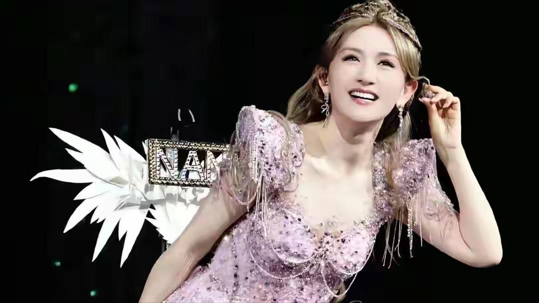 谢娜首场演唱会可太牛了，半个内娱都来“捧场”。现场那叫一个星光熠熠，何炅、张杰等