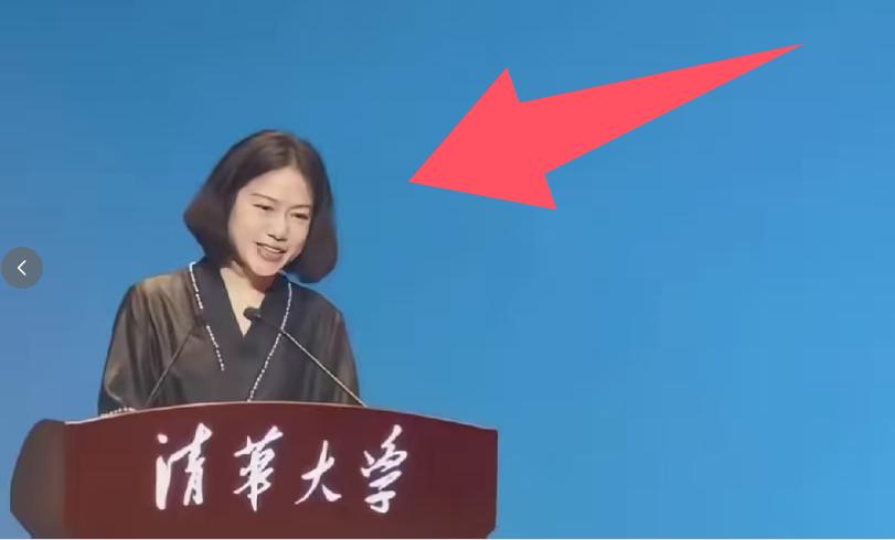 翁帆，我差点认不出来了！

镜头里的她妆容精致，穿搭时髦，整个人散发出一种摩登松