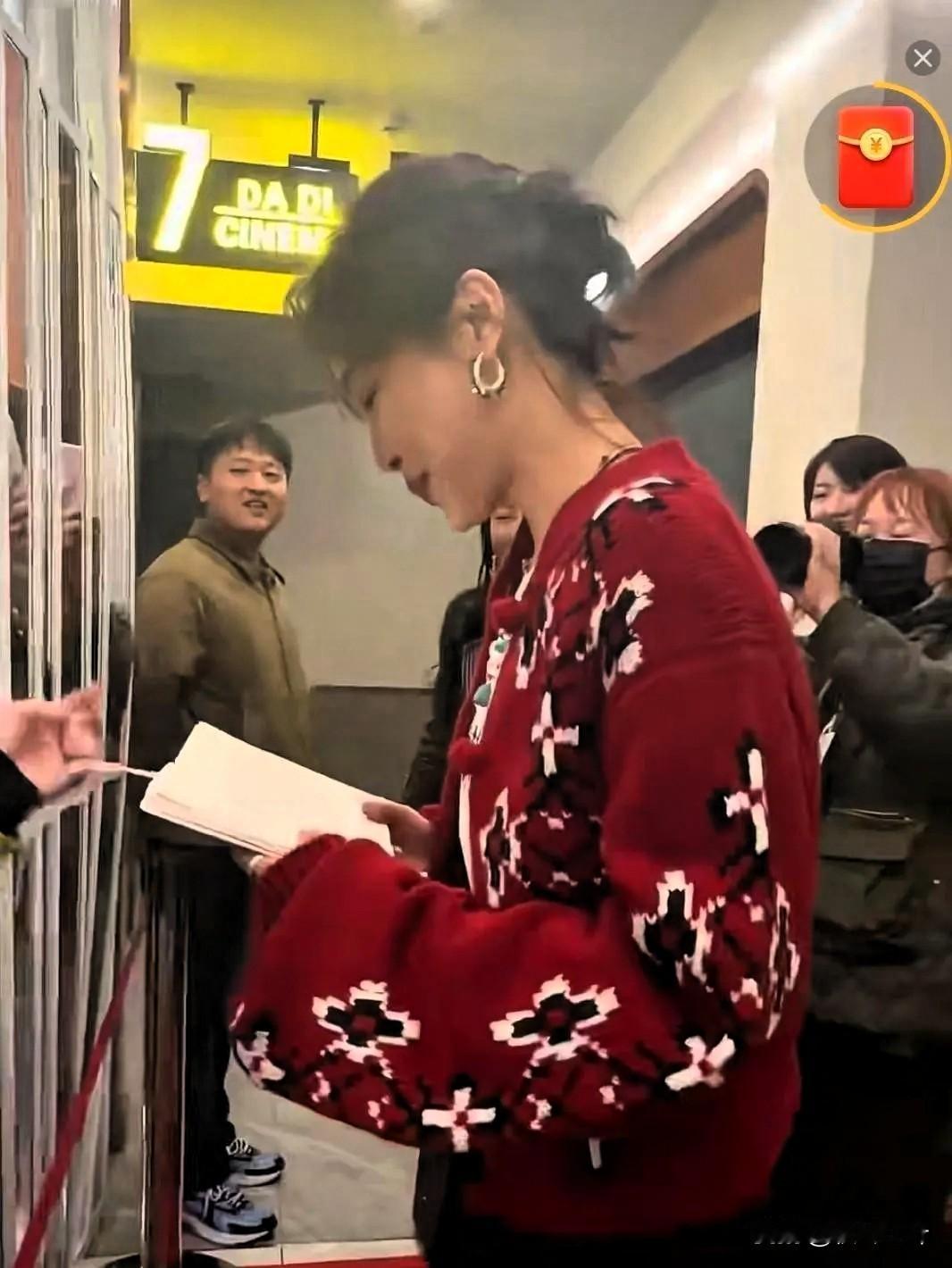 辛芷蕾在鹤岗路演，被台下大哥一句“我是你初中同桌”喊懵，盯了两秒直接冲下台抱住。