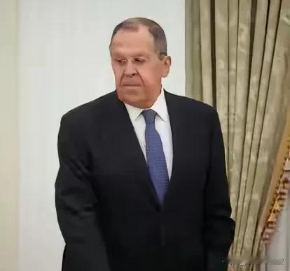 棋高一筹！2月18日，俄罗斯外长拉夫罗夫宣布，愿把被美国冻结的10亿美元资金用于