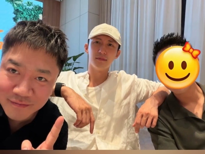 黄景瑜黄景瑜明川有知夏黄景瑜厉泽川 捞几张合影P4好像个巨人cr:🎵 侵删 