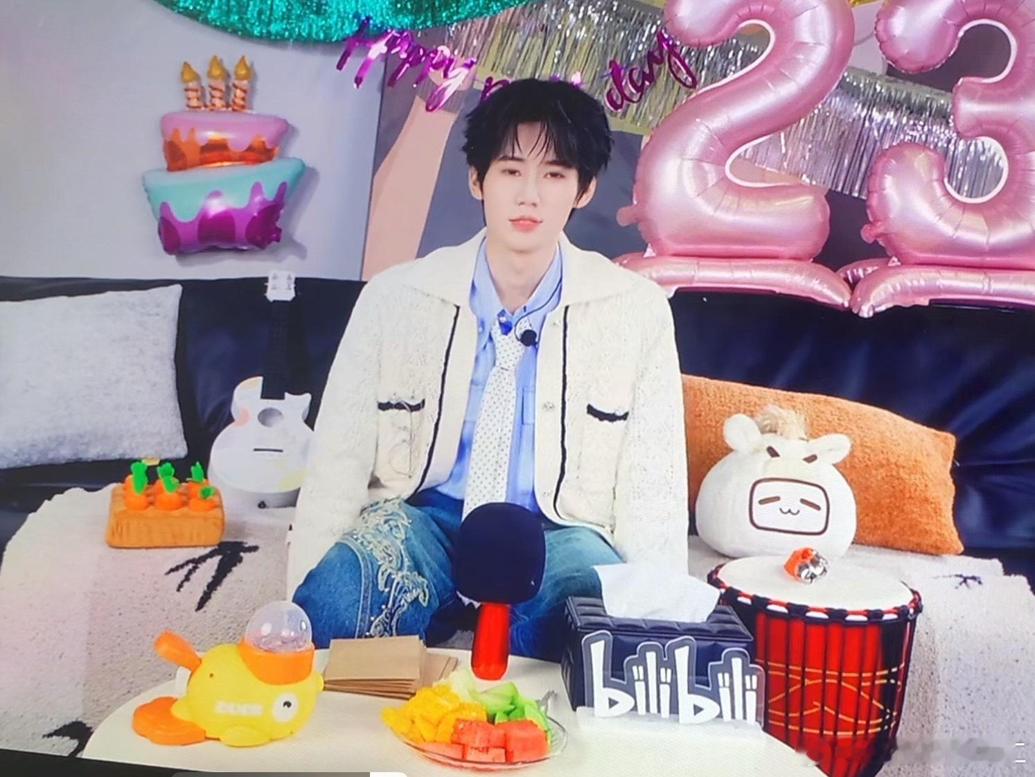 就是，张哥这话筒是故意挡着的吗 