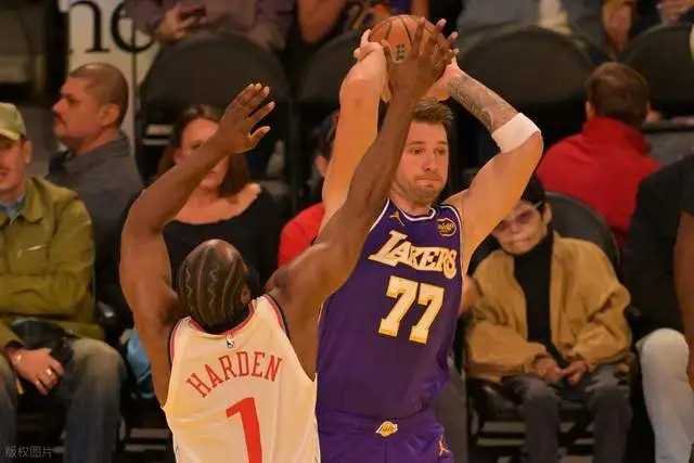 洛城德比对飙盛宴！东契奇半场32分创6纪录 快船10三分难敌哈登复苏仍落后北京时