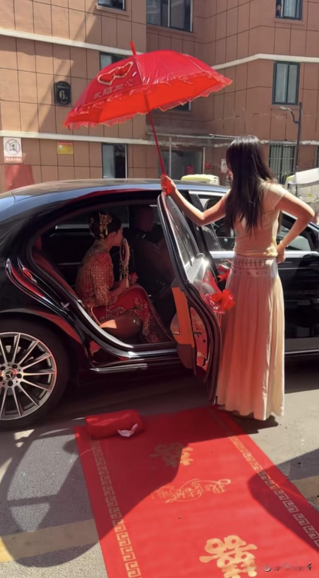 猜猜新娘子为什么不下车？