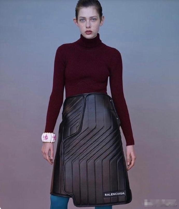 巴黎世家这个裙子……只能说设计师没有瓶颈期。 ​​​