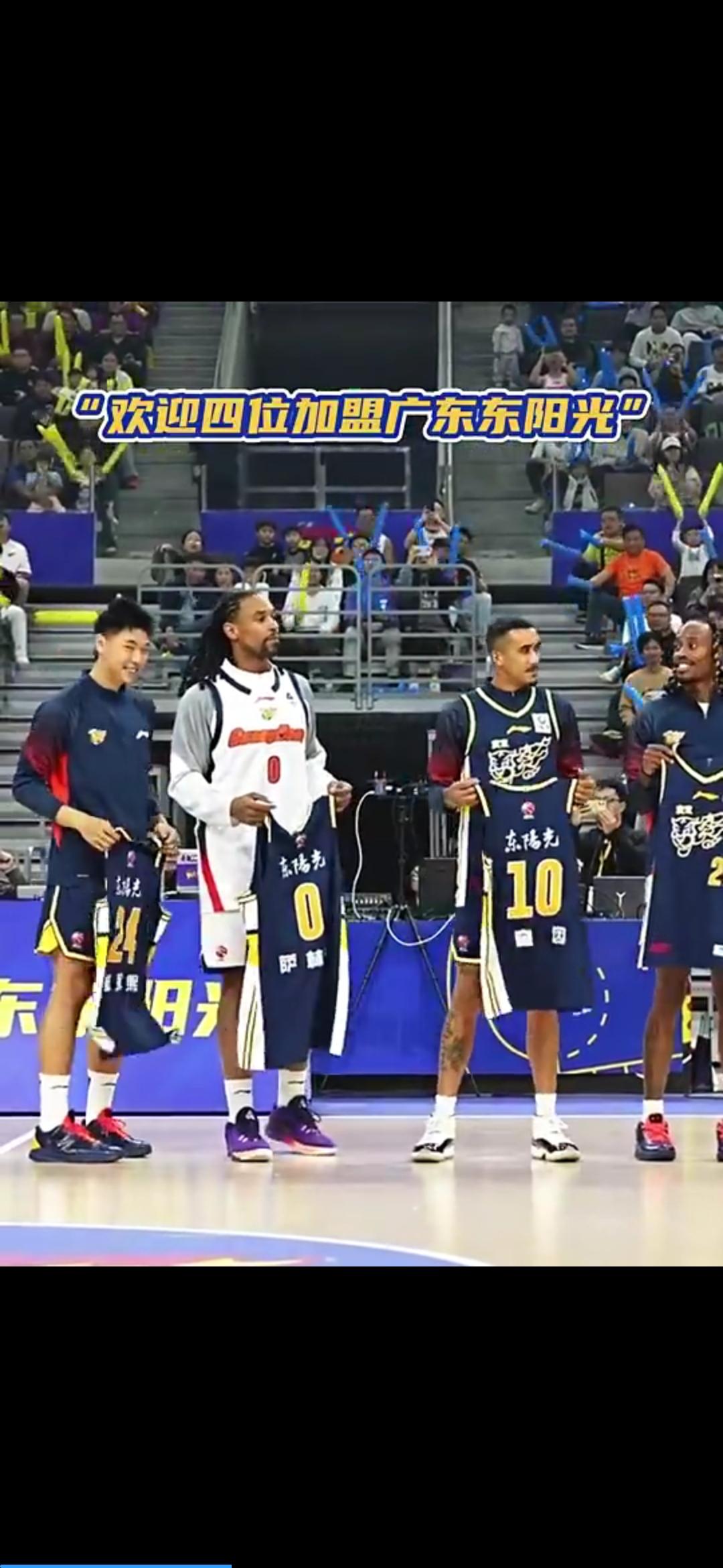 朱芳雨给新援发新球衣，宏远球迷见面会办成嘉年华，创意应该被充分点赞

广东队昨晚