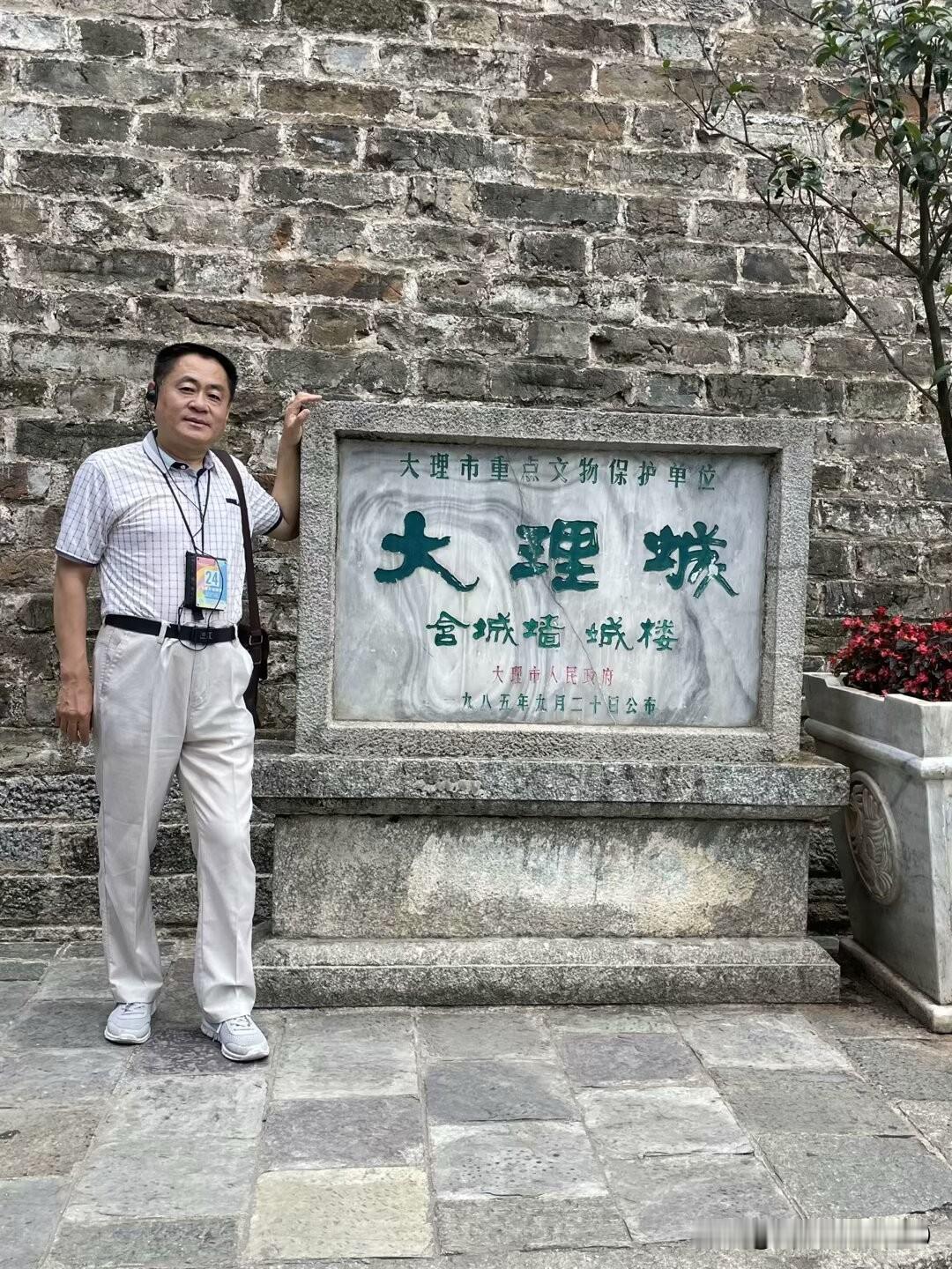 大理的风景，是苍山雪洱海月的诗意，也是青石板路与白族院落的烟火。放慢脚步，才能捕