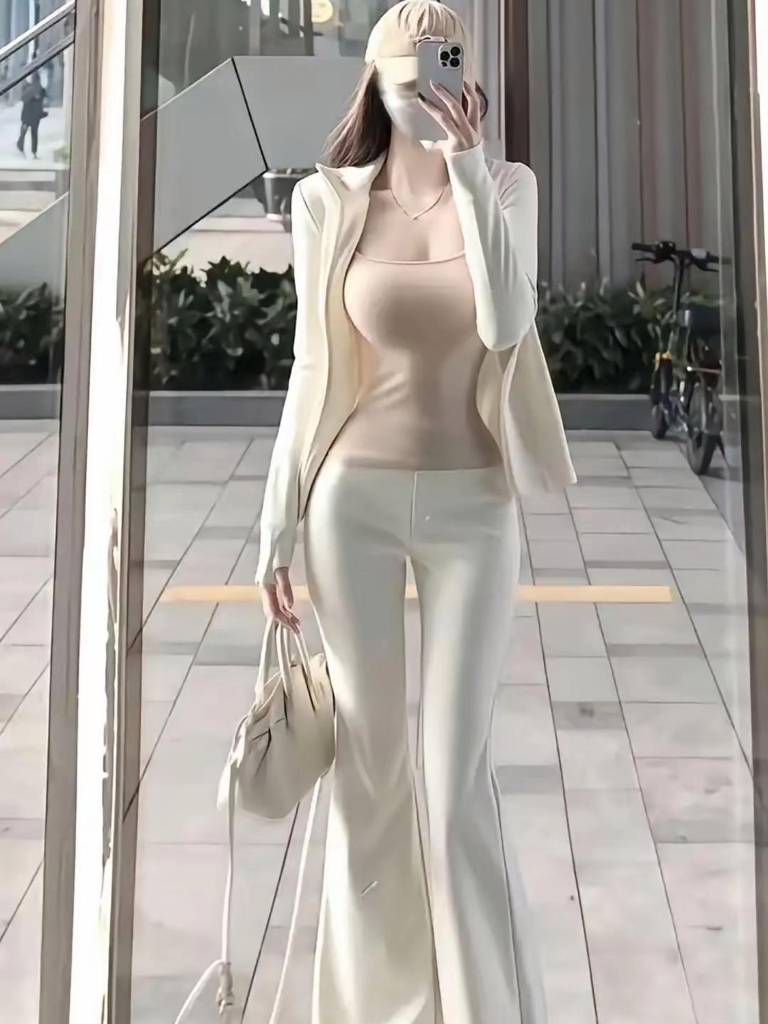 白雾纪年（现代诗）
 
晨雾漫过窗沿的弧度
是你未说尽的半句温柔
白色裹着细碎的