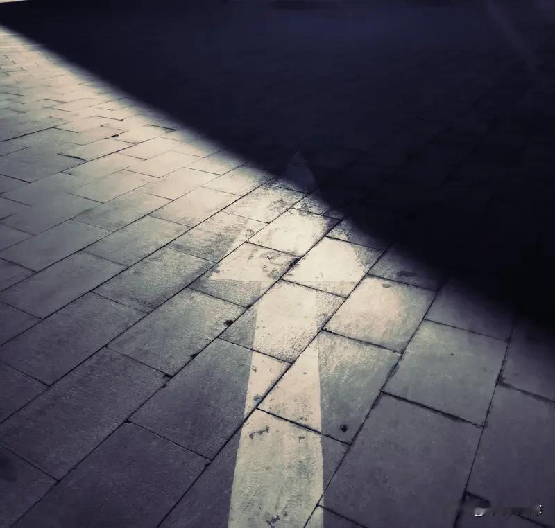 用两个字评价中国足球，我选“迷茫”。
中国足球历史悠久，这些年政府和企业砸了不少