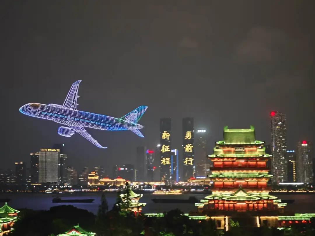 一座英雄城，千年赣江风。
登滕王阁，品读落霞秋水；
游万寿宫，邂逅市井烟火；
看