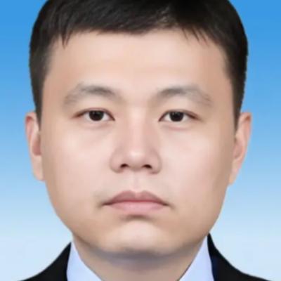 [浮云]2006年，广东顺德海关的一名普通公务员晚上回到家，悄悄对妻子说：“老婆