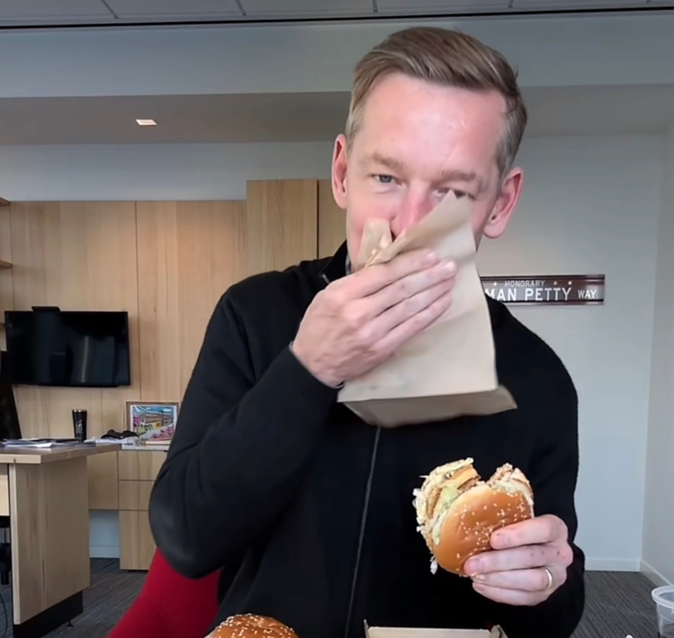 麦当劳CEO再被网友扒出假吃说实在的，我现在感觉麦当劳的不如肯德基，更不如魏家凉