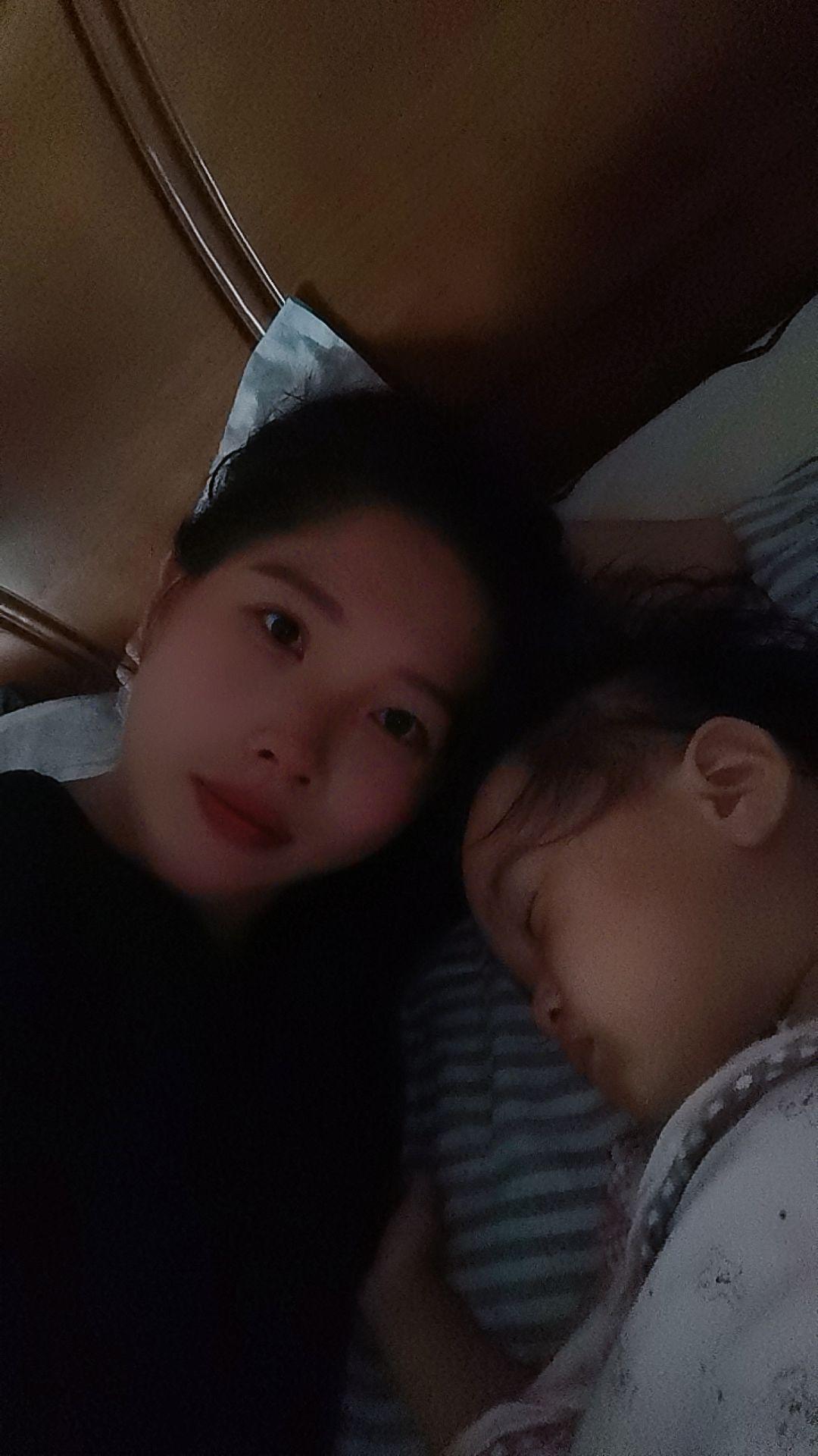 小孩睡了我就把饭菜都做好了，刚躺下床来，陪孩子一起睡，等孩子醒了就吃饭...