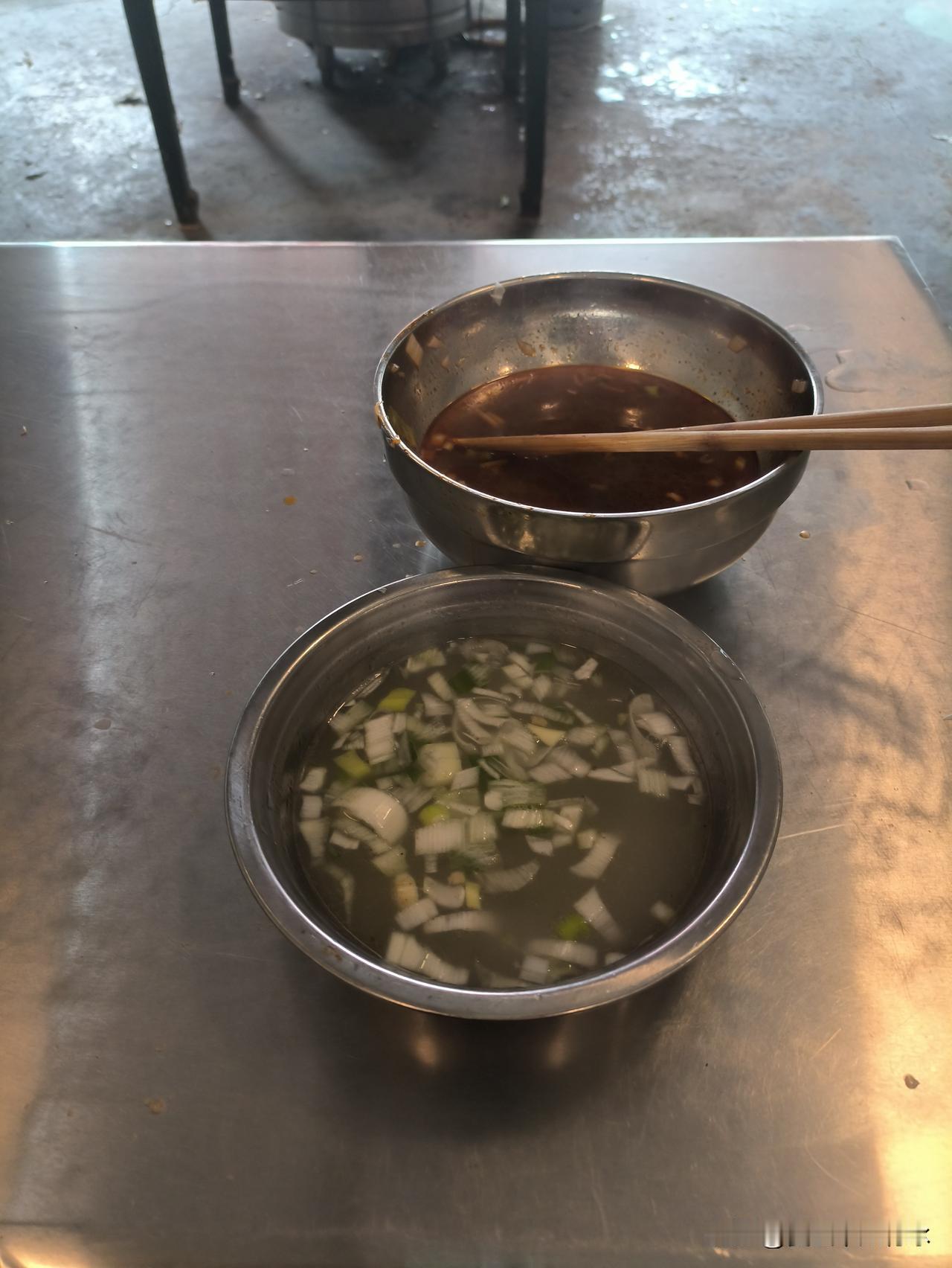 如今，最苦的并非打工者，而是开店的人，其中又以服装店和餐饮店的店主最为艰辛。
明