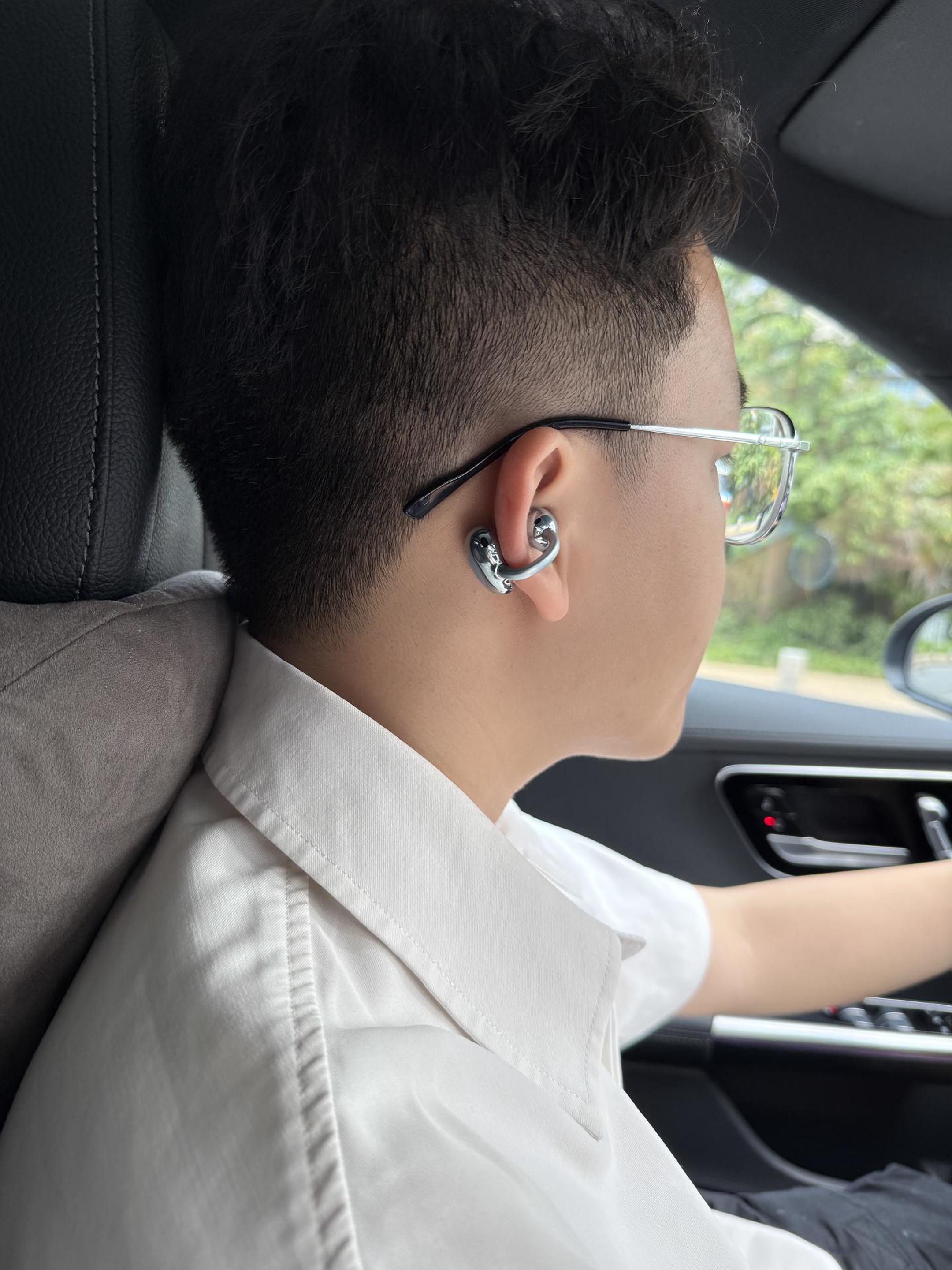 那。这就是OPPO Enco Clip，价格暂时不清楚，能确定低于1k...倒是