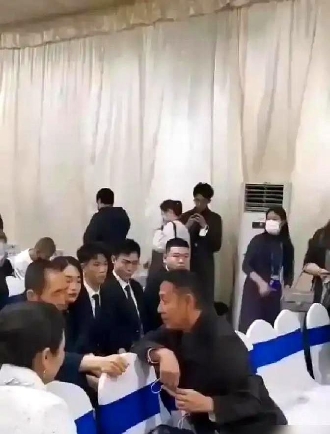 谁能想到，表面最“清高”的人，背后也会被这些传闻推到风口浪尖？
当年陈道明和左小