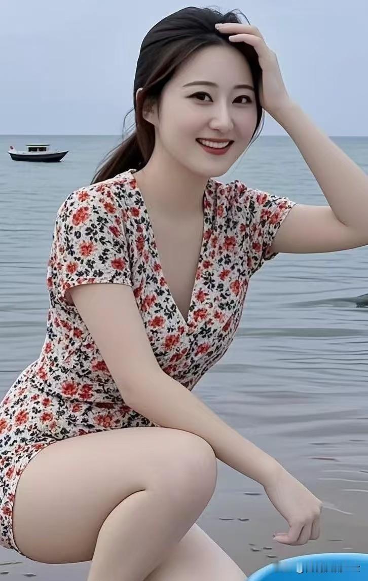 浣溪沙·海滨趣
 
碧海微澜映远舟，碎花轻裙趁风柔。嫣然一笑解烦忧。
浅水滩头寻