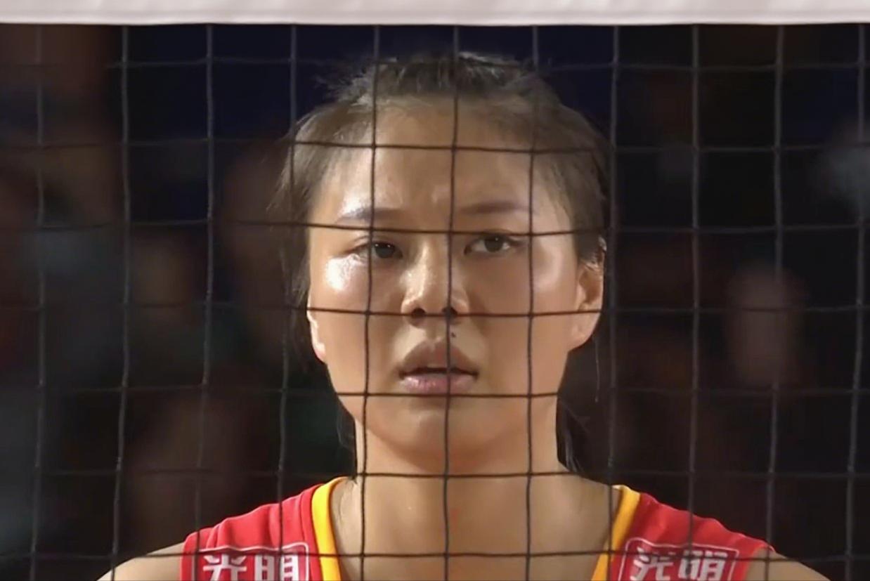 完胜！中国女排3：0多米尼加，豪取3连胜，终以小组第一将战法国队。

首发方面，
