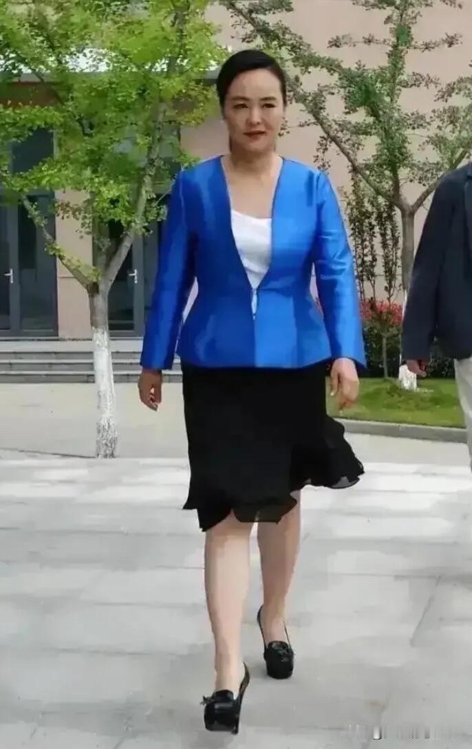 孙小梅下班之后穿着一身蓝色休闲装，走路带风，气质佳，虽然老了，但仍是岁月不败的美