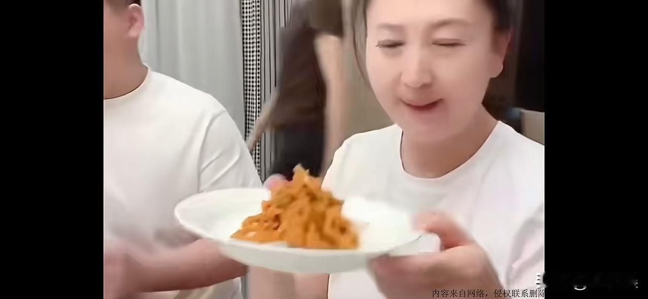 闫学晶的儿子长得很像她，都是白白胖胖的富态形状，本来一家人又有钱又有爱，却因闫学