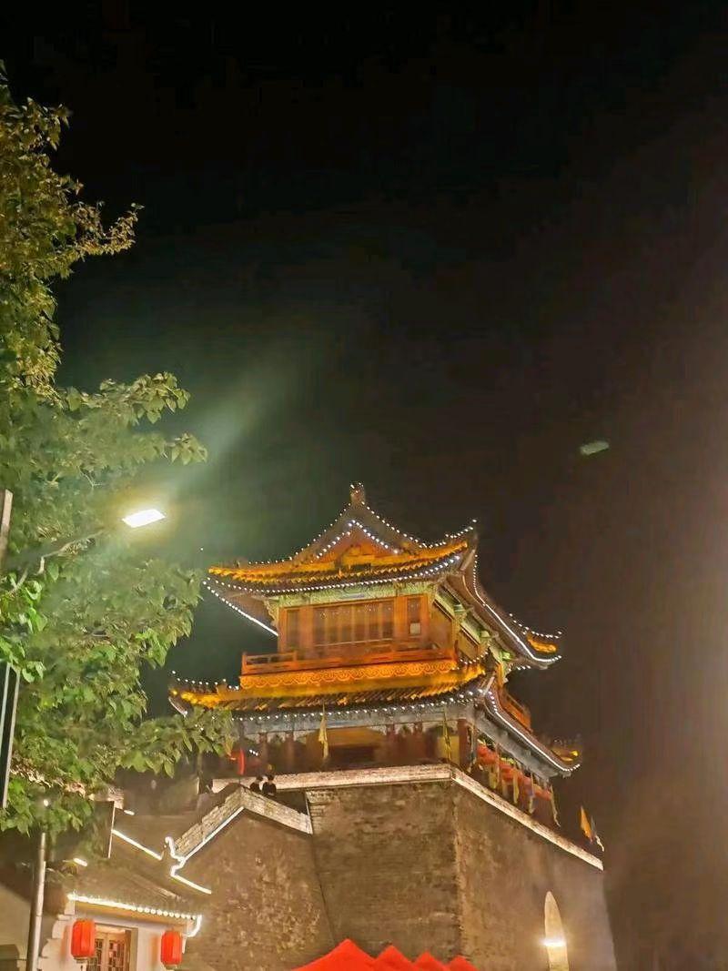 太震撼了！
“凌晨2点。荆州宾阳楼突然亮灯，别人无声起舞。只为祭奠2000年前那