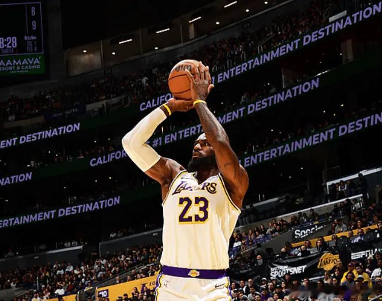 詹姆斯场上画战术古德温三分雨下不停詹姆斯 詹姆斯生涯总助攻数13786次，超越保