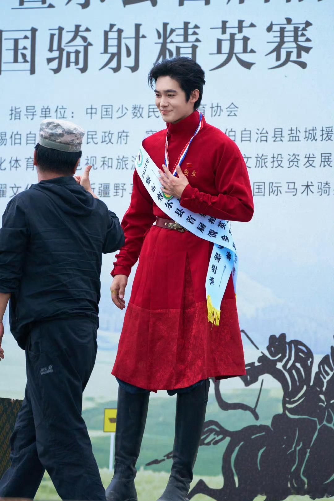 在刚刚结束的「新疆察布查尔县首届箭乡骑射季全国骑射精英赛」于适取得团体赛冠军+个