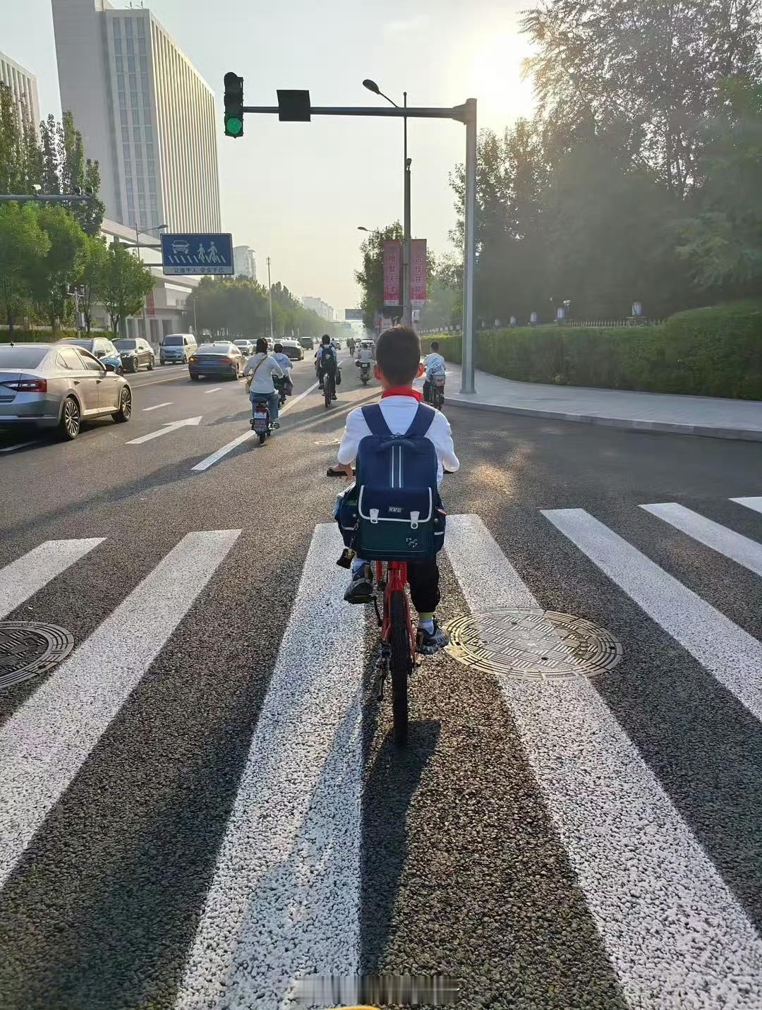 🔥家长送娃迟到5分钟被班主任群内点名！家校矛盾再升级：规矩重要还是人情重要？