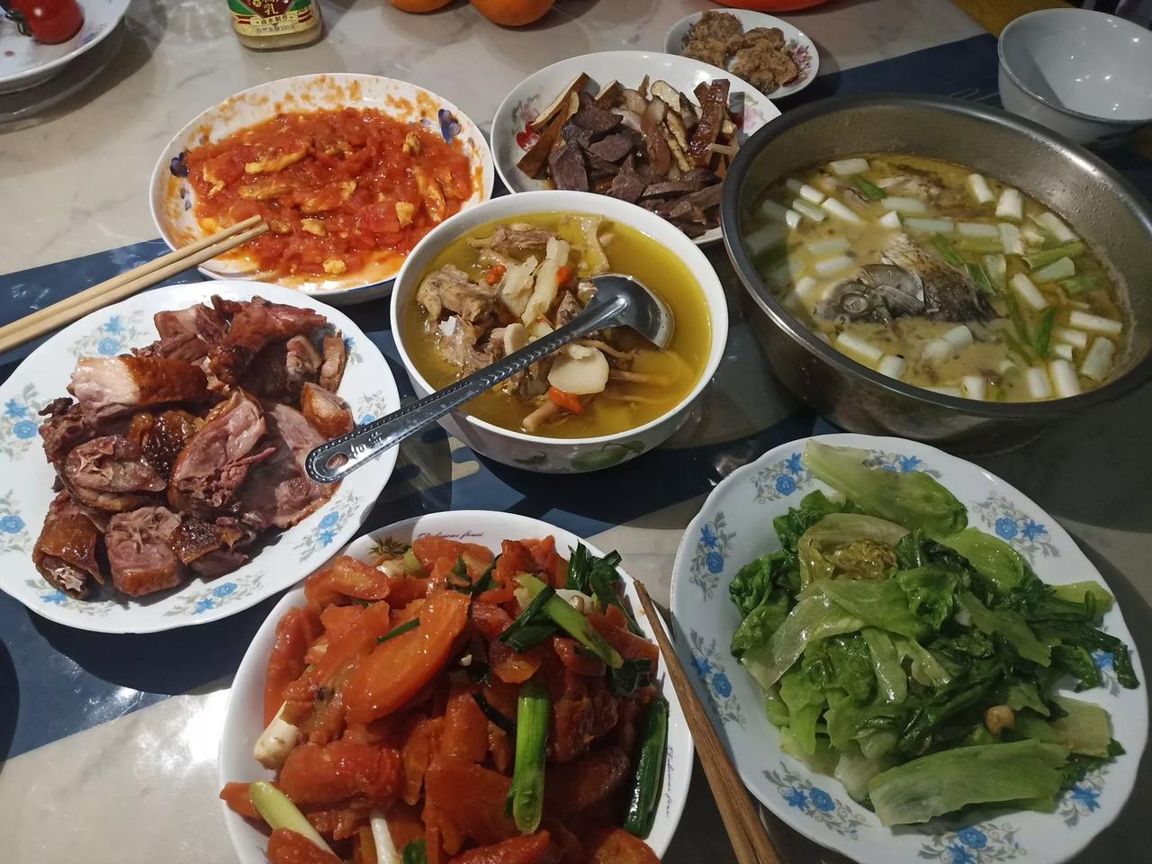 蛋炒饭搭配午餐肉，再添上些蔬菜，这样的晚餐挺不错。偶尔吃一次还是可以，不过确实不