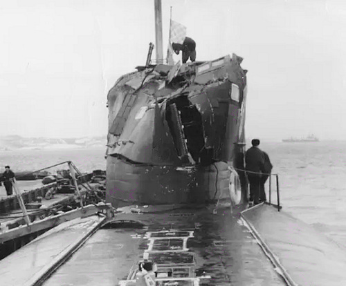 飞扬军事 1992年2月11日，俄罗斯海军K276“螃蟹”号核潜艇与美国海军“巴