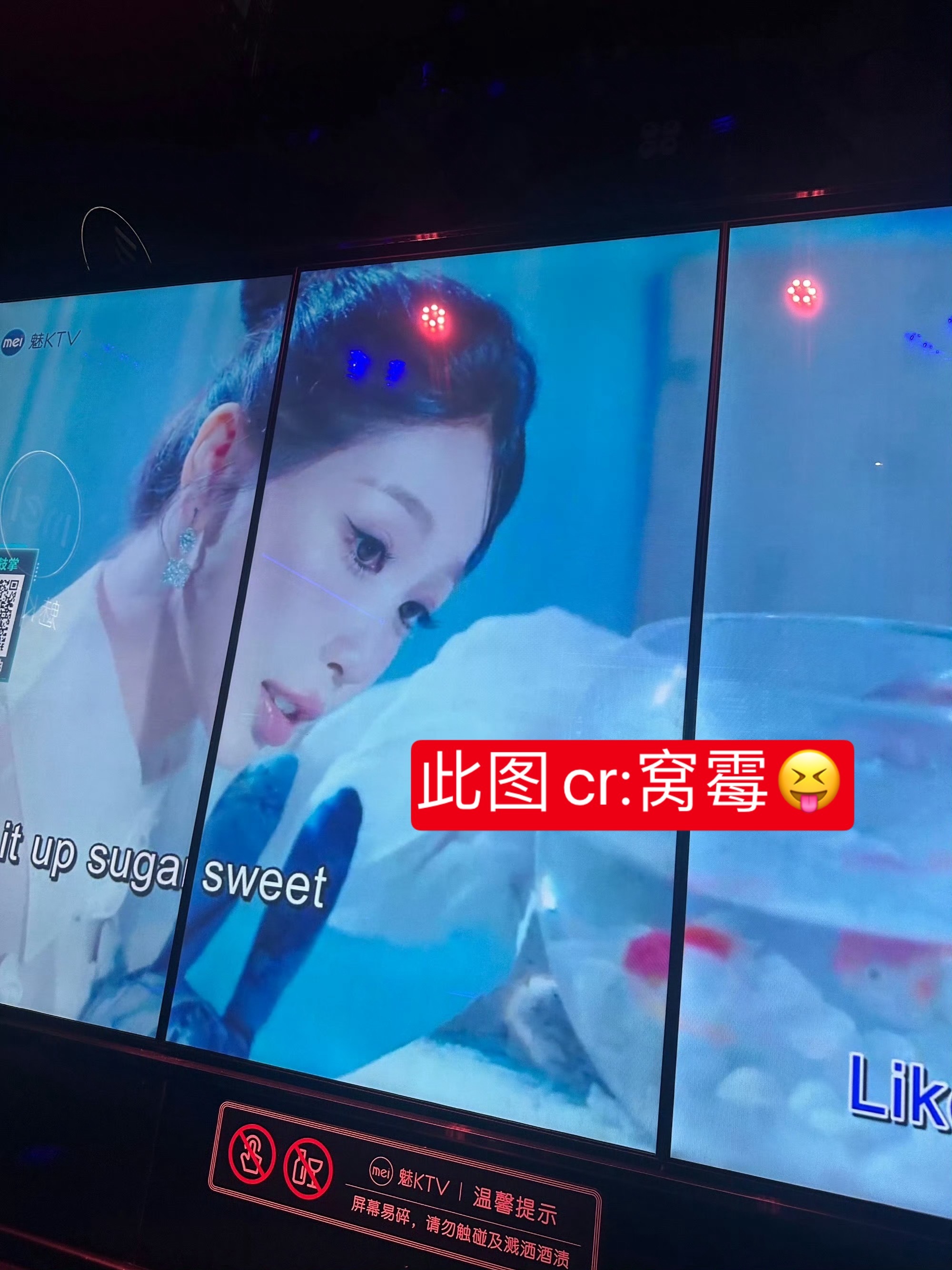 我是万人场馆座无虚席，你是六百张票都卖不完；我是大牌花篮接连不断，你是圈内好友纷