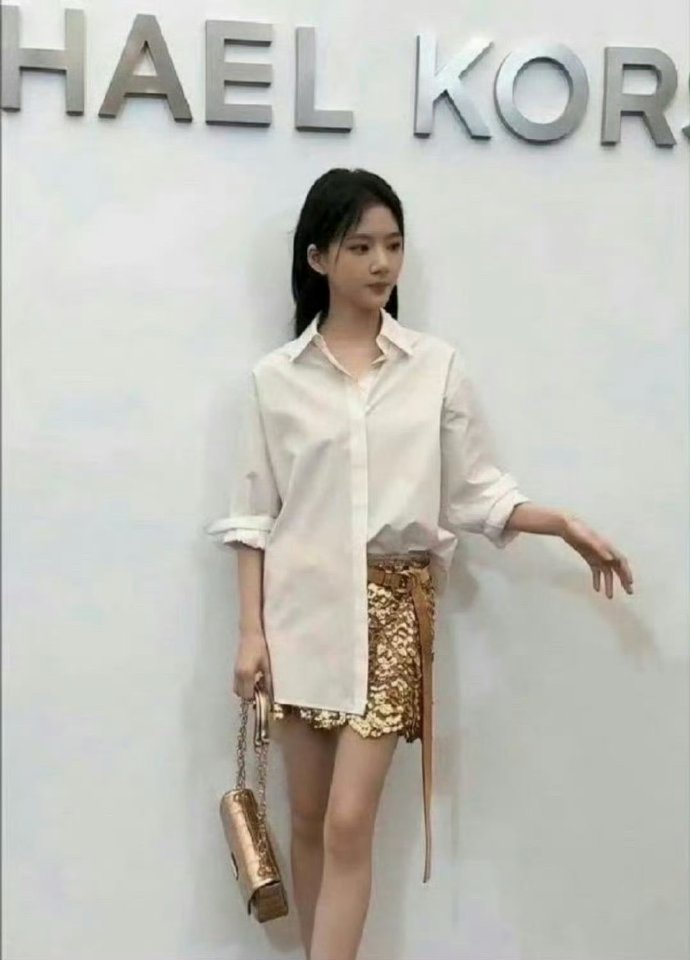 任敏的大腿竟然和小腿一样粗，好神奇。 