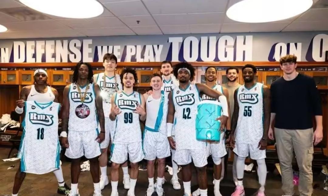 杨瀚森14分17板2助2帽杨瀚森篮板数创新高陪杨瀚森征战每一场 表现出色，小杨再