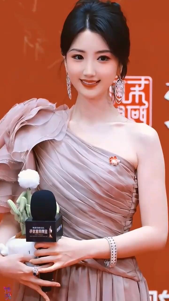 毛晓彤太美了 [赞][赞][送自己一朵花][送自己一朵花]娱乐 甜美 美丽动人