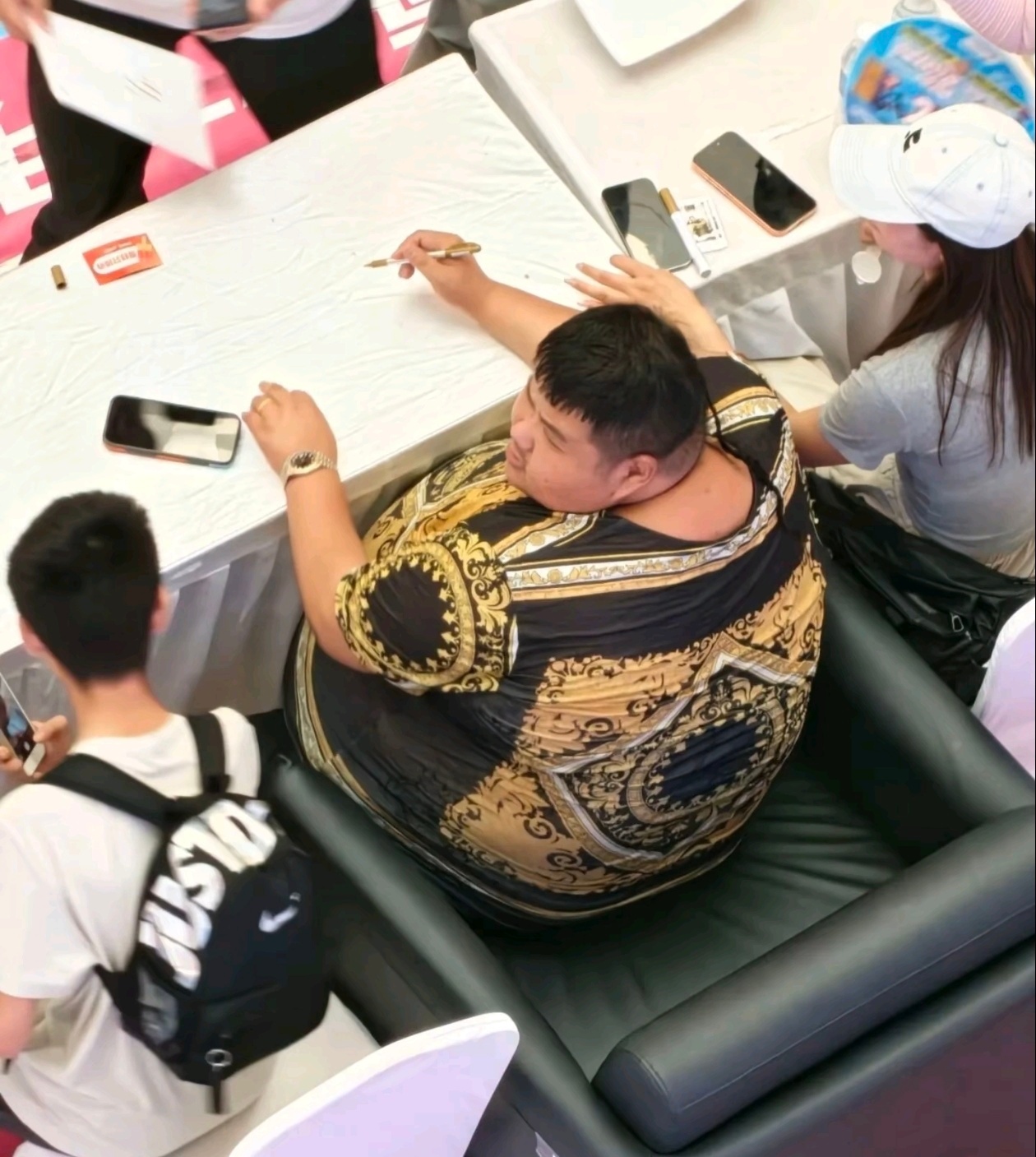 我发现了，良子只是在任丘的人气差一点，只要离开任丘,到了其他城市，他那人气就跟他