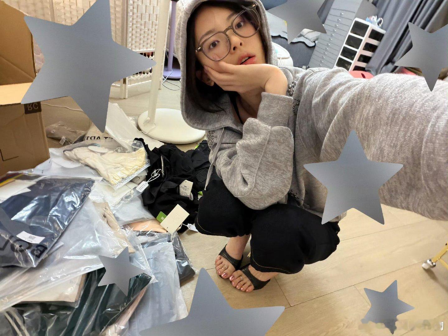 杨超越给脚戴了戒指超越妹妹这时尚嗅觉真的绝了，连脚趾都在散发魅力，甜酷感拿捏得死
