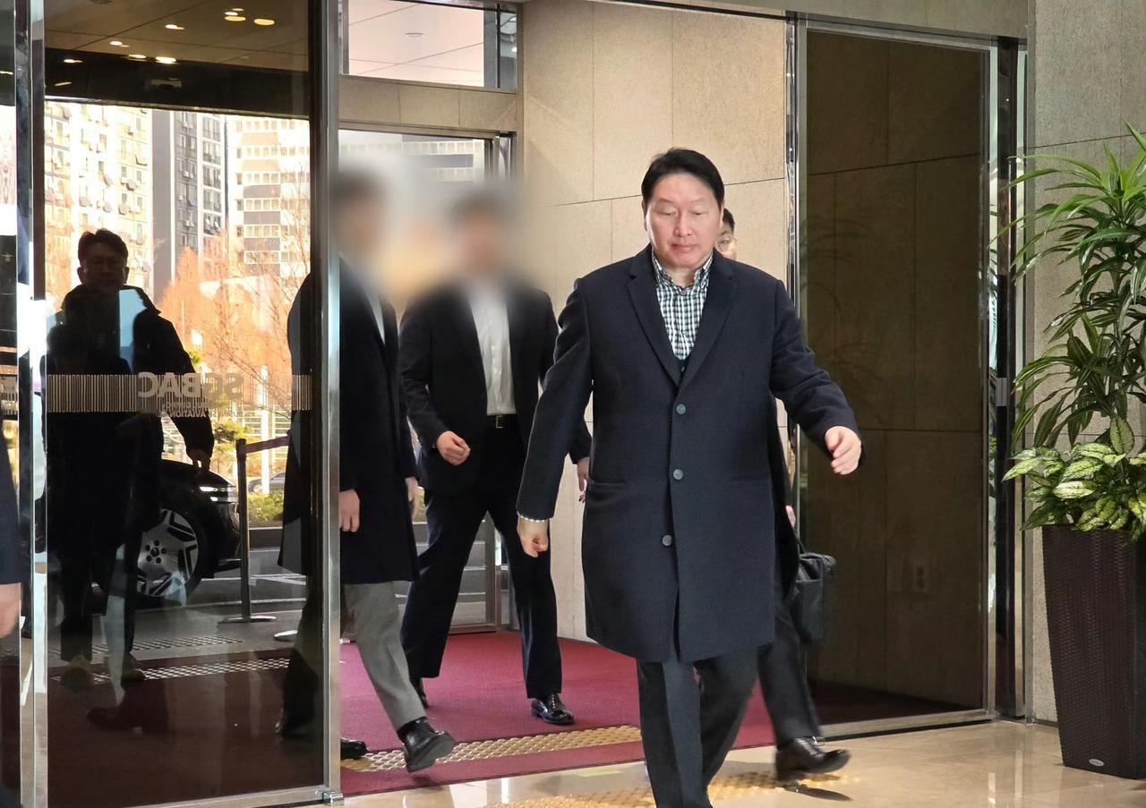 1月4日，SK集团会长崔泰源、三星电子会长李在镕、现代汽车集团会长郑义宣，以及L