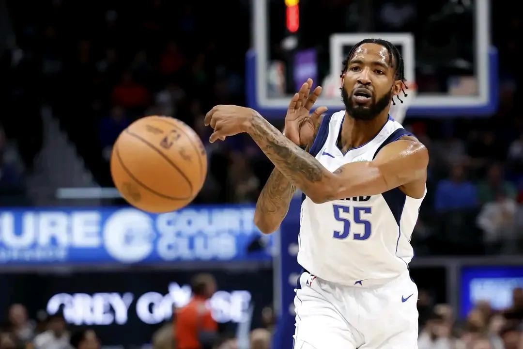 底薪的小琼斯太香了，独行侠要想留下他，至少要提供千万合同。
第一，独行侠一年底薪