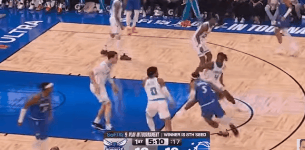 魔术，确切说，班凯罗，第一节就送走了黄蜂：38比16领先。班凯罗首节10分钟里得