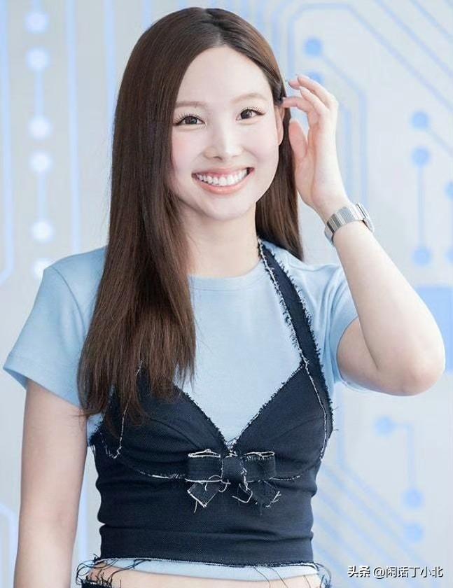 韩娱资讯，韩国女团TWICE成员林娜琏近日现身韩国，出席了某手表品牌在首尔举行的