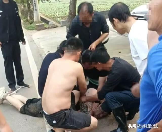 湖南，女子在家小村内好好待着，突然有个男子闯进来，无端就对女子施暴，女子吓得往外