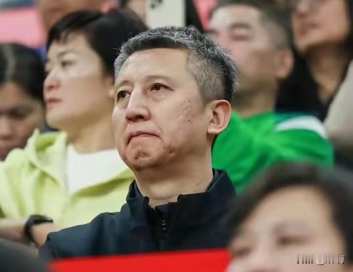 郭士强多次前往CBA现场篮球，释放三大信号！新赛季的CBA火热开打，现场球迷多次