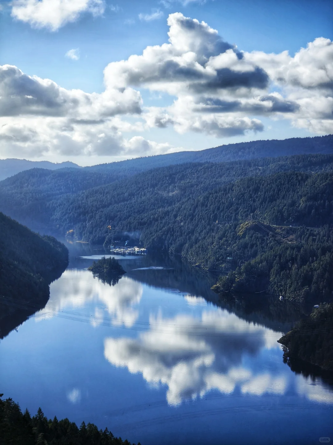 天空如洗，湖面如镜
