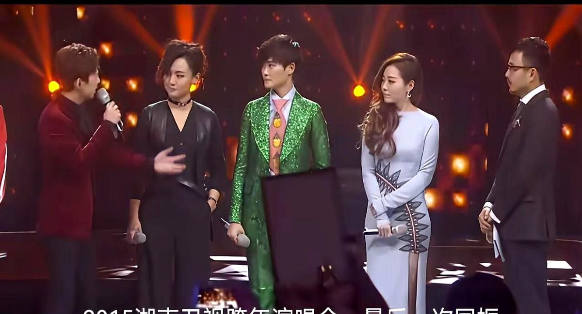 你敢信吗？19年前，湖南卫视后台角落里，两个姑娘蹲地上啃凉盒饭，没人多看一眼。