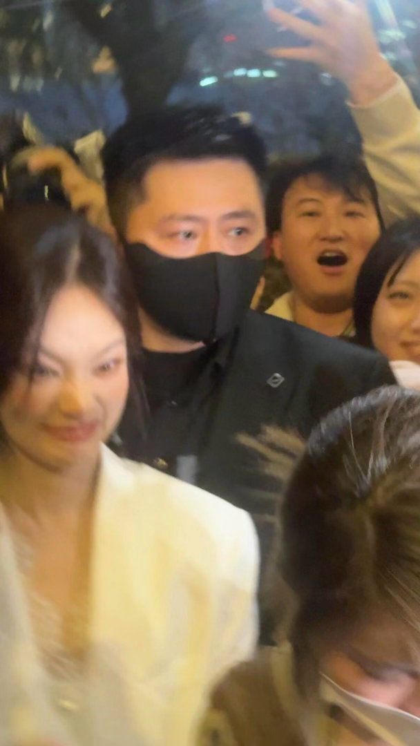 谁把李一桐挤成这样了  感受到了这一次的线下活动，粉丝们真的是人山人海。李一桐被