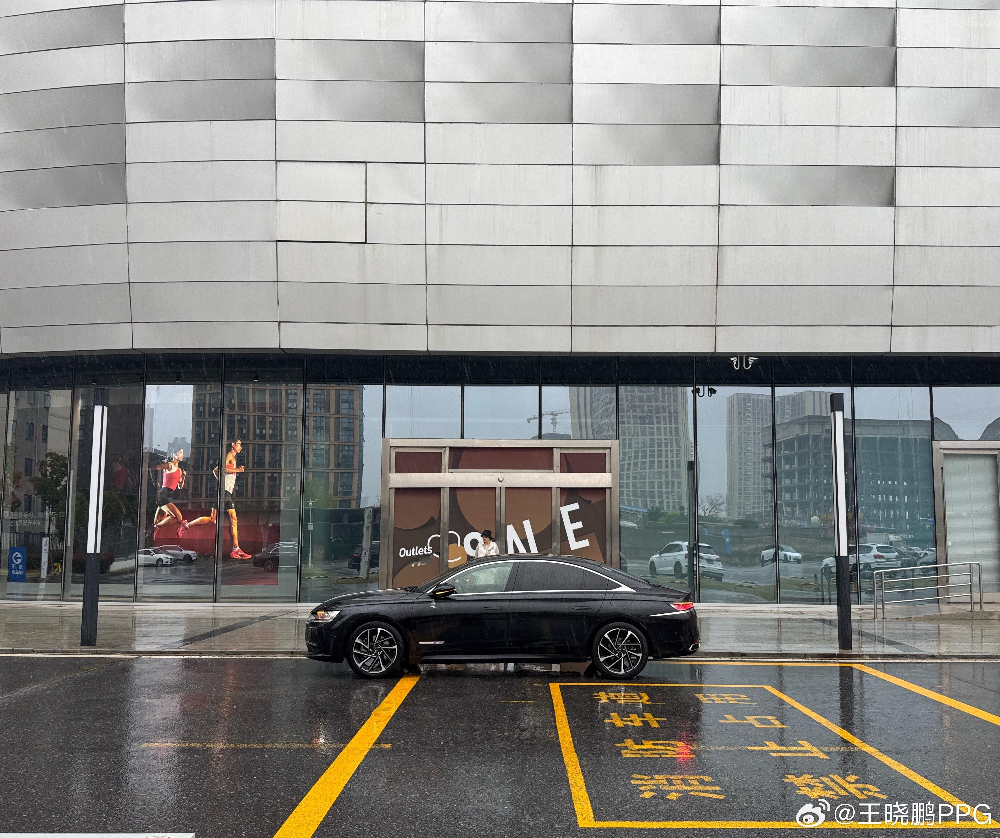 这个商场可能就是汉阳人自己的永旺了，停车五小时免费 武汉·方圆荟·奥特莱斯