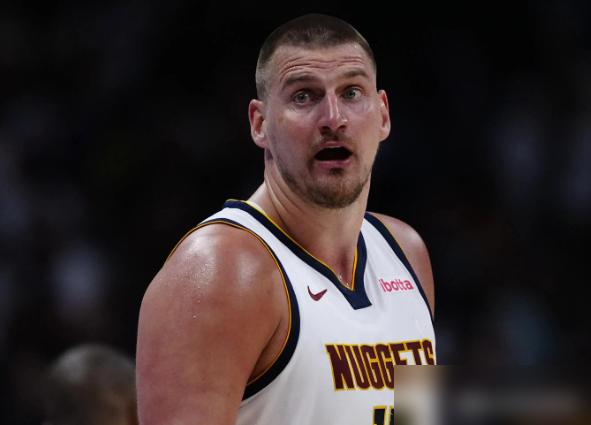 约基奇砍30+20+10超级三双，球迷居然集体喊退步？
你知道这数据有多炸吗？