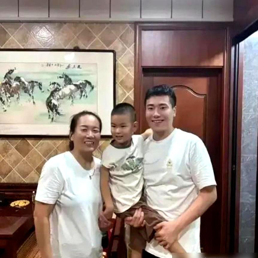 大宅的门一合上，小电动车的电门一拧，梁靖崑就窜进晚风里。
被网友在街口撞见，摊位