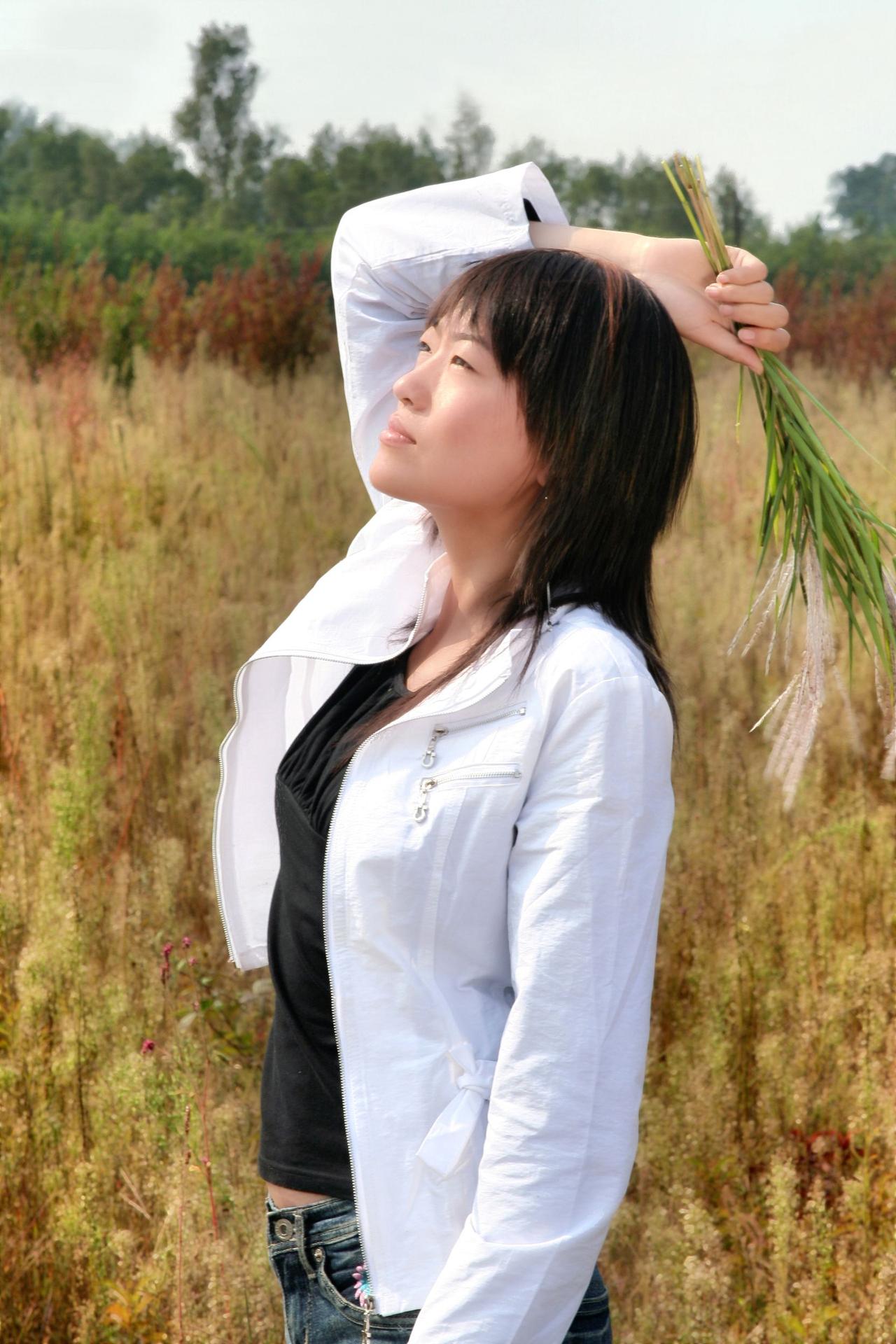 🌾风把草絮吹成云，抬手接住整个秋天☁️ 自由是旷野给的，连呼吸都带着甜味～